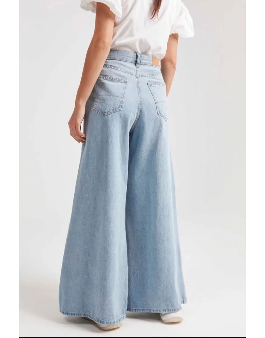 High Rise Wide Leg Jeans Light Wash